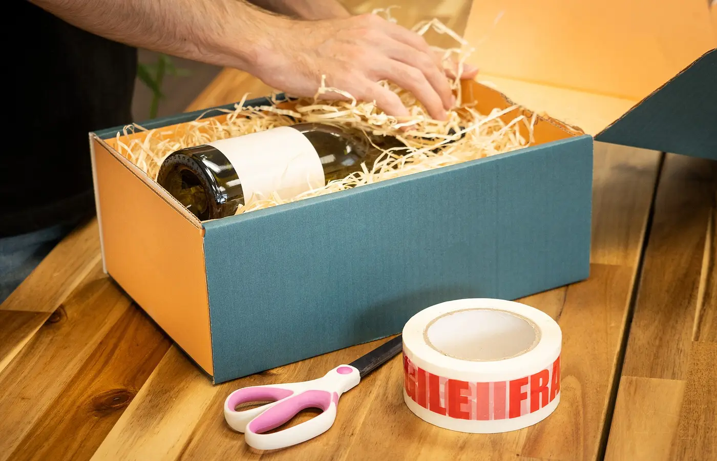 Bouteille emballée dans un coffret de bois pour offrir un vin de Neuchâtel