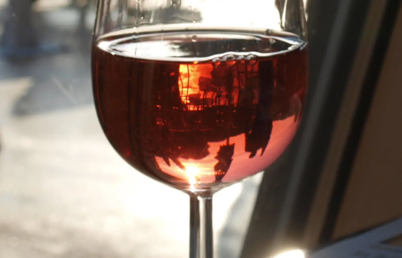 Verre d'Œil-de-Perdrix pâle servi pour l'apéritif